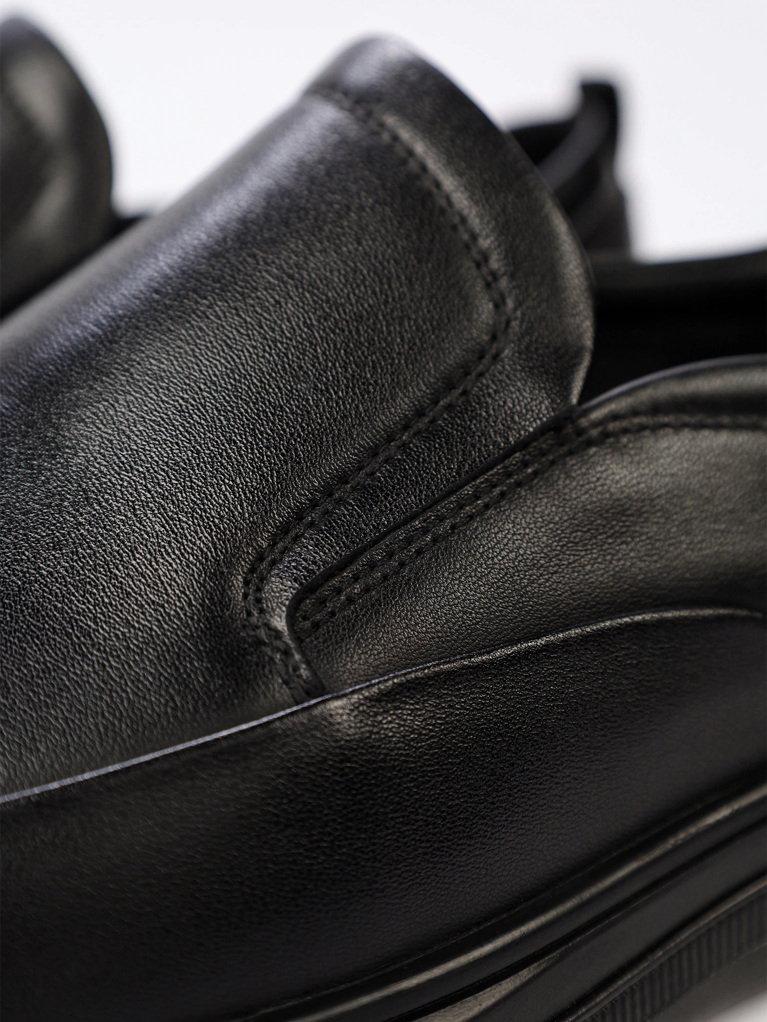 Туфли черного цвета с эластичными вставками